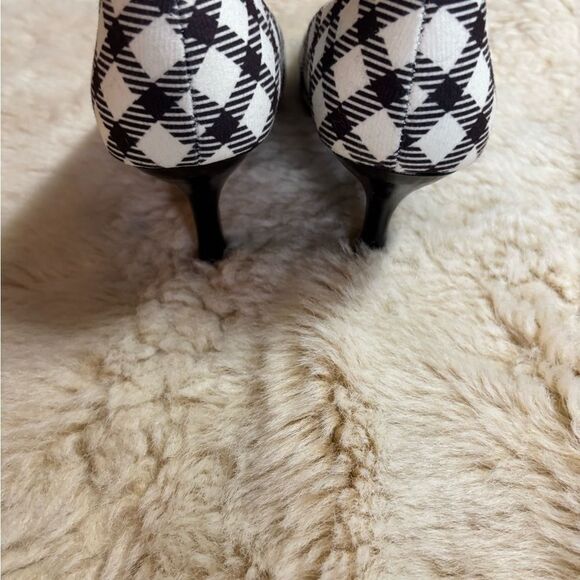 Comfort Plus by Predictions Black and White Houndstooth Heels - Picture 9 of 9